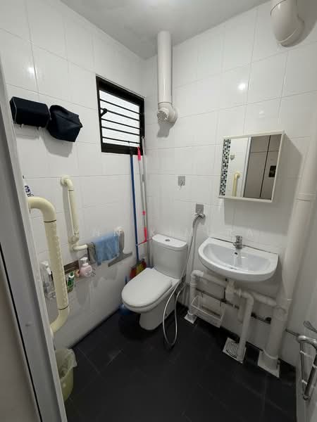 470 Ang Mo Kio Avenue 10, 470 Ang Mo Kio Avenue 10, 3 Bedrooms, 990 sqft, HDB Flat For Sale, by Lynn Kimura, 500136157 - Master Bathroom - PropertyGuru.com.sg