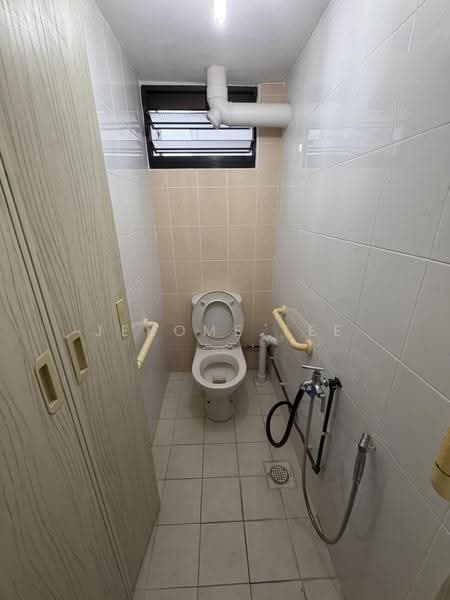 44 Bedok South Road, 44 Bedok South Road, Bedok / Upper East Coast, 3 Bedrooms, 904 sqft, HDB Flat For Sale, by Jerome Tee, 500136169 - Bathroom - PropertyGuru.com.sg