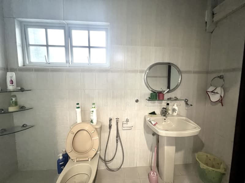 CHEAP Freehold Semi Detached at Jln Remis East Coast, Sennett Ave, 5 Bedrooms, 3,100 sqft, Semi-Detached House For Sale, by Amber Li, 500136179 - Bathroom - PropertyGuru.com.sg