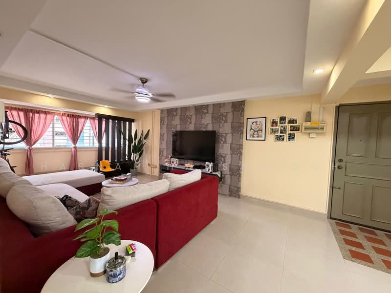 815 Tampines Avenue 4, 815 Tampines Avenue 4, 3 Bedrooms, 1,302 sqft, HDB Flat For Sale, by Hasnah Hassan Goh, 500136215 - Living Room - PropertyGuru.com.sg