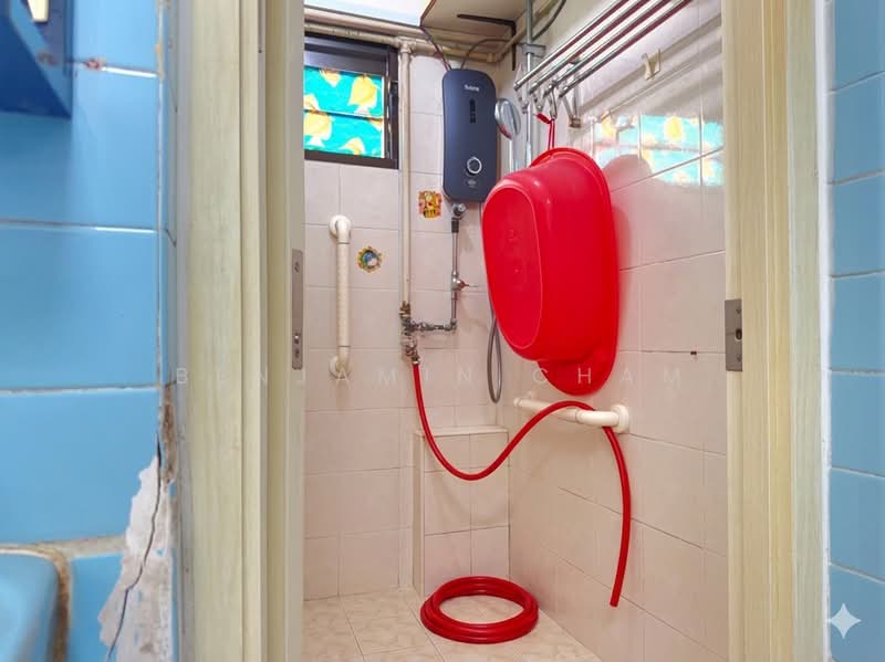 157 Lorong 1 Toa Payoh, 157 Lorong 1 Toa Payoh, 2 Bedrooms, 721 sqft, HDB Flat For Sale, by Benjamin Cham, 500136220 - Bathroom - PropertyGuru.com.sg