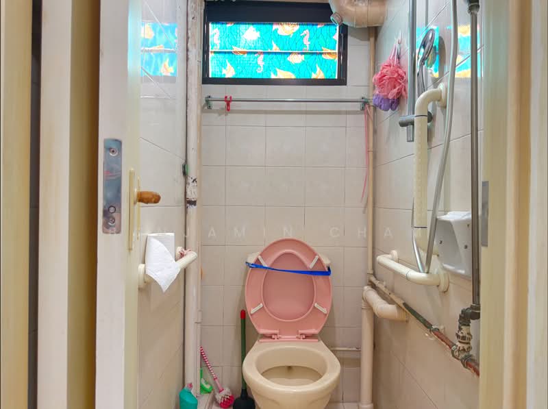 157 Lorong 1 Toa Payoh, 157 Lorong 1 Toa Payoh, 2 Bedrooms, 721 sqft, HDB Flat For Sale, by Benjamin Cham, 500136220 - Bathroom - PropertyGuru.com.sg