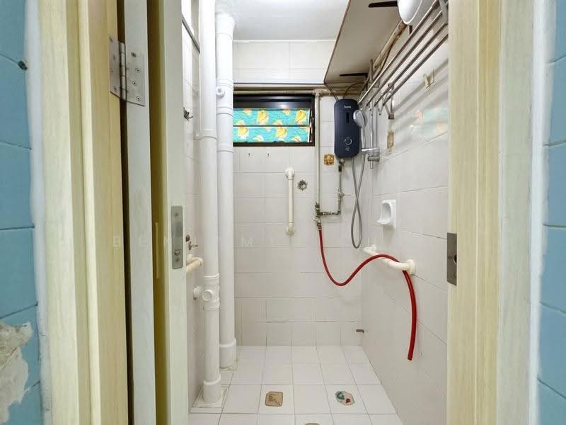157 Lorong 1 Toa Payoh, 157 Lorong 1 Toa Payoh, Balestier / Toa Payoh, 2 Bedrooms, 721 sqft, HDB Flat For Sale, by Benjamin Cham, 500136220 - Bathroom - PropertyGuru.com.sg