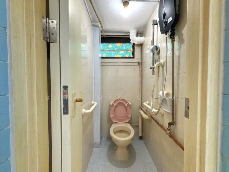 157 Lorong 1 Toa Payoh, 157 Lorong 1 Toa Payoh, Balestier / Toa Payoh, 2 Bedrooms, 721 sqft, HDB Flat For Sale, by Benjamin Cham, 500136220 - Bathroom - PropertyGuru.com.sg