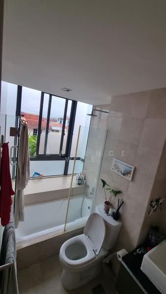 Gillenia, 35 Rosyth Road, 2 Bedrooms, 893 sqft, Apartment For Sale, by Lawrence Wee, 500136309 - Bathroom - PropertyGuru.com.sg