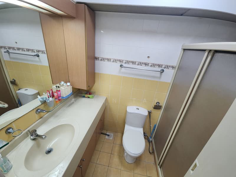 388 Bukit Batok West Avenue 5, 388 Bukit Batok West Avenue 5, 4 Bedrooms, 1,270 sqft, HDB Flat For Sale, by Alvin Tay, 500136330 - Bathroom - PropertyGuru.com.sg