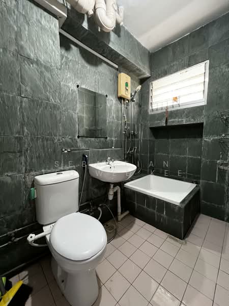 208 Pasir Ris Street 21, 208 Pasir Ris Street 21, 4 Bedrooms, 1,593 sqft, HDB Flat For Sale, by Sebastian Teo Wee Kee, 500136341 - Bathroom - PropertyGuru.com.sg