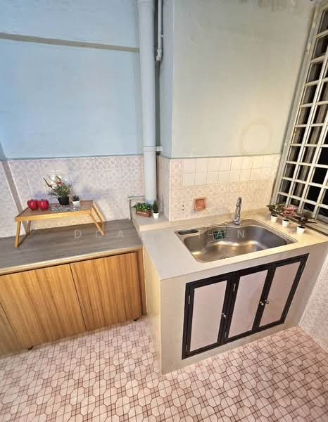 5 Ghim Moh Road, 5 Ghim Moh Road, 2 Bedrooms, 700 sqft, HDB Flat For Sale, by Doana Tan, 500136357 - Kitchen - PropertyGuru.com.sg