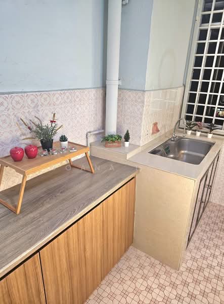 5 Ghim Moh Road, 5 Ghim Moh Road, 2 Bedrooms, 700 sqft, HDB Flat For Sale, by Doana Tan, 500136357 - Kitchen - PropertyGuru.com.sg