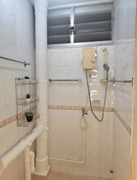 5 Ghim Moh Road, 5 Ghim Moh Road, 2 Bedrooms, 700 sqft, HDB Flat For Sale, by Doana Tan, 500136357 - Bathroom - PropertyGuru.com.sg