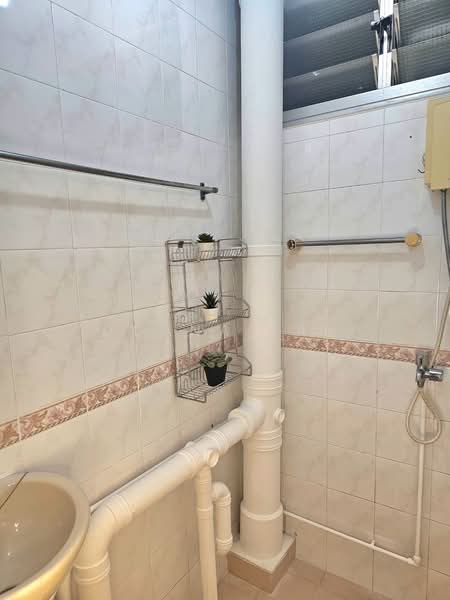 5 Ghim Moh Road, 5 Ghim Moh Road, 2 Bedrooms, 700 sqft, HDB Flat For Sale, by Doana Tan, 500136357 - Bathroom - PropertyGuru.com.sg