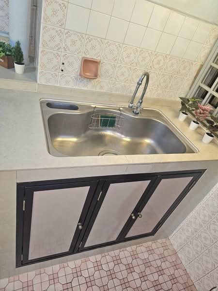 5 Ghim Moh Road, 5 Ghim Moh Road, 2 Bedrooms, 700 sqft, HDB Flat For Sale, by Doana Tan, 500136357 - Kitchen - PropertyGuru.com.sg