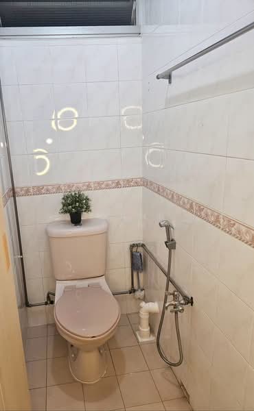 5 Ghim Moh Road, 5 Ghim Moh Road, 2 Bedrooms, 700 sqft, HDB Flat For Sale, by Doana Tan, 500136357 - Bathroom - PropertyGuru.com.sg