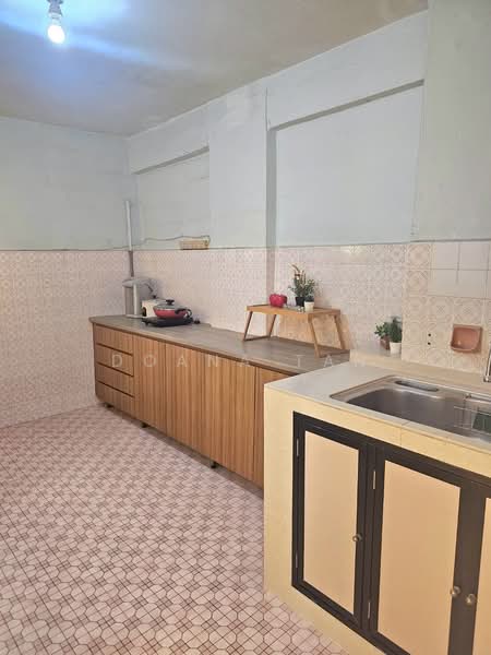5 Ghim Moh Road, 5 Ghim Moh Road, 2 Bedrooms, 700 sqft, HDB Flat For Sale, by Doana Tan, 500136357 - Kitchen - PropertyGuru.com.sg