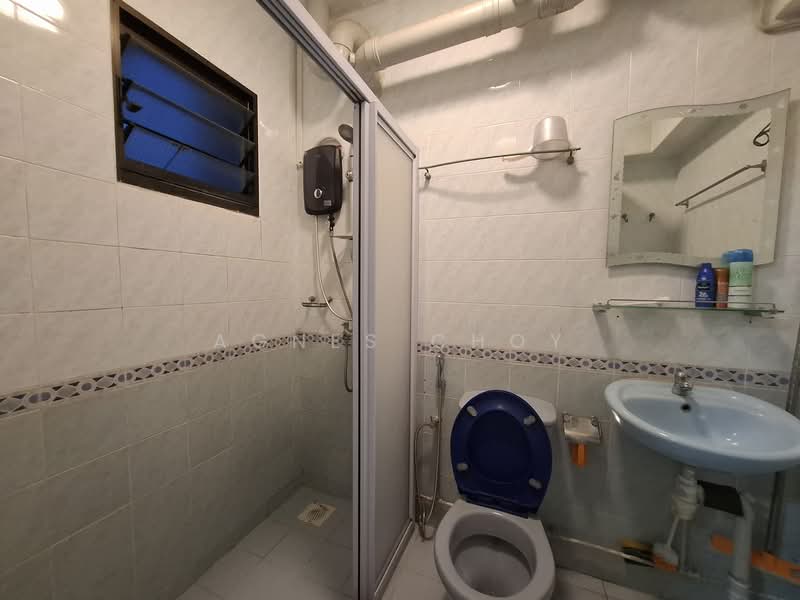 632 Jurong West Street 65, 632 Jurong West Street 65, 3 Bedrooms, 979 sqft, HDB Flat For Rent, by Agnes Choy, 500136369 - Bathroom - PropertyGuru.com.sg