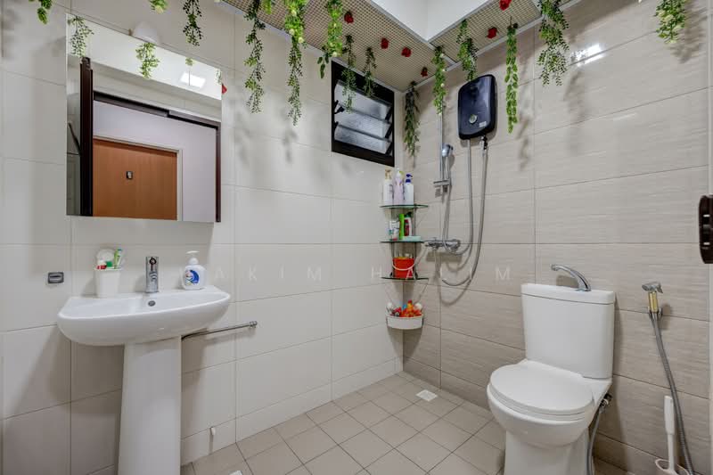132A Canberra Crescent, 132A Canberra Crescent, 3 Bedrooms, 990 sqft, HDB Flat For Sale, by Hakim Halim, 500136496 - Bathroom - PropertyGuru.com.sg