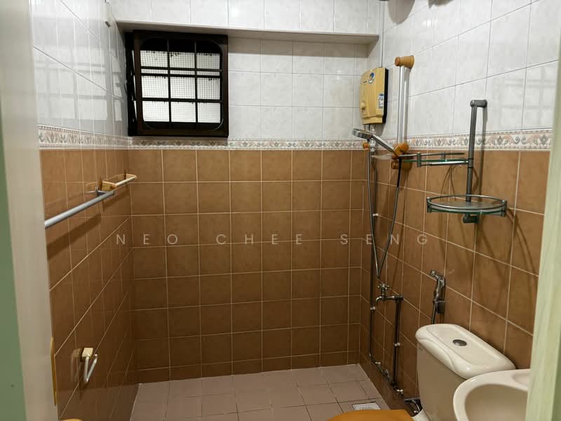 460 Clementi Avenue 3, 460 Clementi Avenue 3, 3 Bedrooms, 925 sqft, HDB Flat For Sale, by Neo Chee Seng, 500136508 - Bathroom - PropertyGuru.com.sg