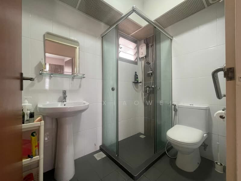 672B Yishun Avenue 4, 672B Yishun Avenue 4, 2 Bedrooms, 732 sqft, HDB Flat For Sale, by Lim Xiaowei, 500136525 - Bathroom - PropertyGuru.com.sg