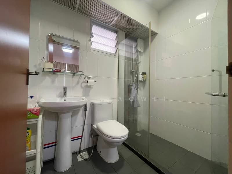 672B Yishun Avenue 4, 672B Yishun Avenue 4, 2 Bedrooms, 732 sqft, HDB Flat For Sale, by Lim Xiaowei, 500136525 - Bathroom - PropertyGuru.com.sg