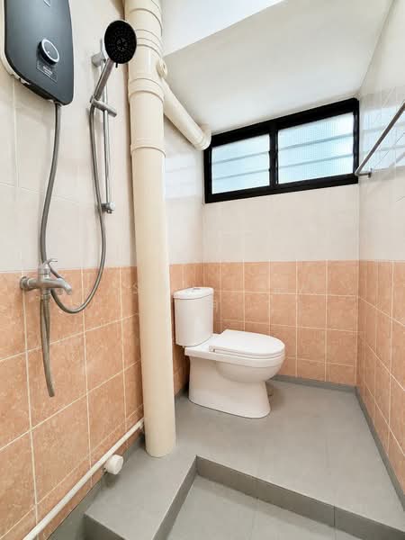 530 Jurong West Street 52, 530 Jurong West Street 52, 2 Bedrooms, 722 sqft, HDB Flat For Sale, by Jason Liew 俊明, 500136531 - Bathroom in Kitchen  - PropertyGuru.com.sg