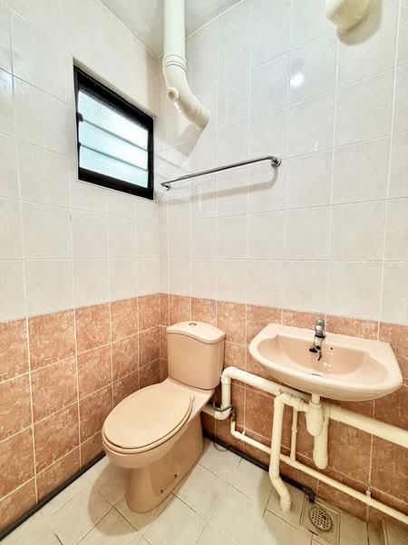 530 Jurong West Street 52, 530 Jurong West Street 52, 2 Bedrooms, 722 sqft, HDB Flat For Sale, by Jason Liew 俊明, 500136531 - Bathroom in Master Bedroom  - PropertyGuru.com.sg