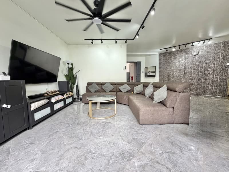 477 Segar Road, 477 Segar Road, 3 Bedrooms, 1,195 sqft, HDB Flat For Sale, by Taufik Batisah, 500136567 - Living Room - PropertyGuru.com.sg