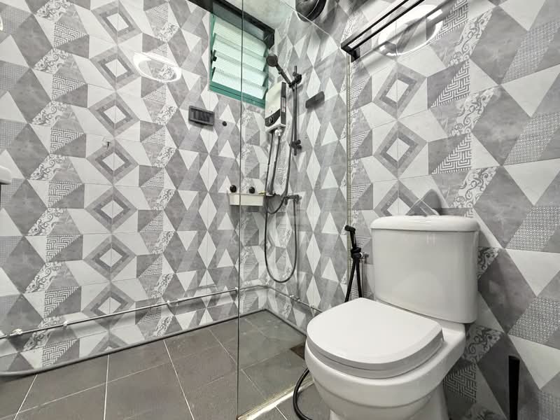 477 Segar Road, 477 Segar Road, 3 Bedrooms, 1,195 sqft, HDB Flat For Sale, by Taufik Batisah, 500136567 - Bathroom - PropertyGuru.com.sg