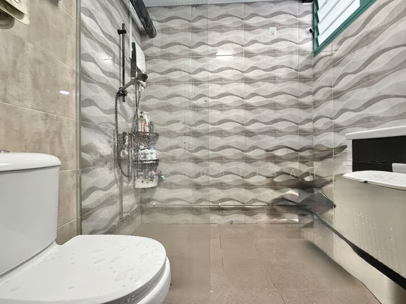 477 Segar Road, 477 Segar Road, 3 Bedrooms, 1,195 sqft, HDB Flat For Sale, by Taufik Batisah, 500136567 - Bathroom - PropertyGuru.com.sg