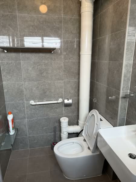 423 Choa Chu Kang Avenue 4, 423 Choa Chu Kang Avenue 4, 3 Bedrooms, 1,119 sqft, HDB Flat For Rent, by Bryan Ng, 500136580 - Bathroom - PropertyGuru.com.sg
