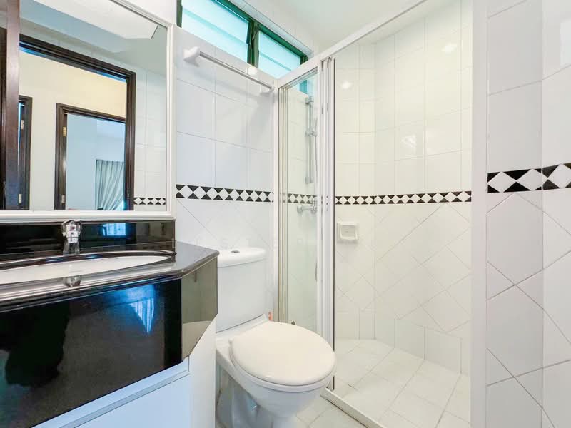 The Bencoolen, 180 Bencoolen Street, 2 Bedrooms, 851 sqft, Apartment For Sale, by Lester Ng, 500136589 - Common bathroom - PropertyGuru.com.sg