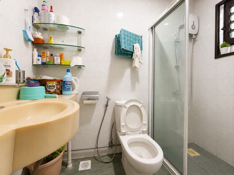 121 Rivervale Drive, 121 Rivervale Drive, 3 Bedrooms, 1,184 sqft, HDB Flat For Sale, by Sherwynn Chong, 500136705 - Bathroom - PropertyGuru.com.sg