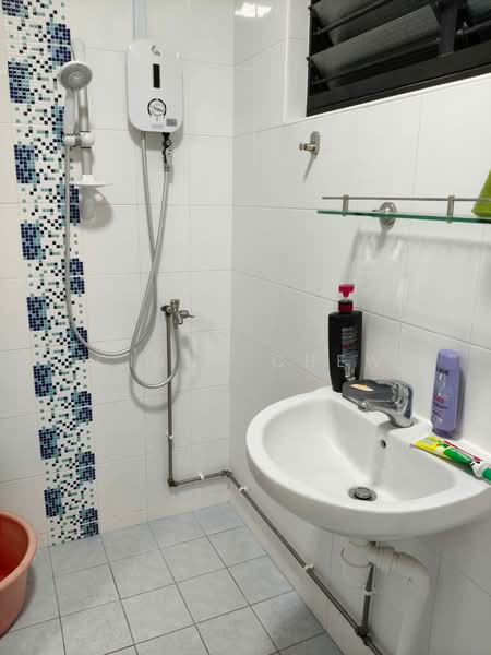 526 Hougang Avenue 6, 526 Hougang Avenue 6, Room Rental, 200 sqft, HDB Flat For Rent, by Cindy Chew, 500136707 - Bathroom - PropertyGuru.com.sg