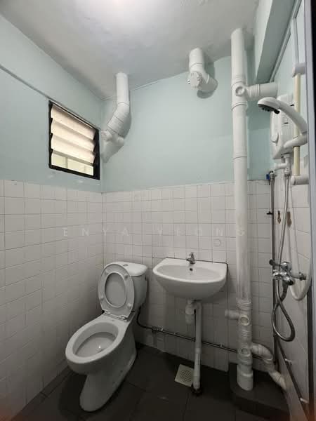 26 Teck Whye Lane, 26 Teck Whye Lane, 2 Bedrooms, 721 sqft, HDB Flat For Rent, by Enya Yeong, 500136819 - Bathroom - PropertyGuru.com.sg