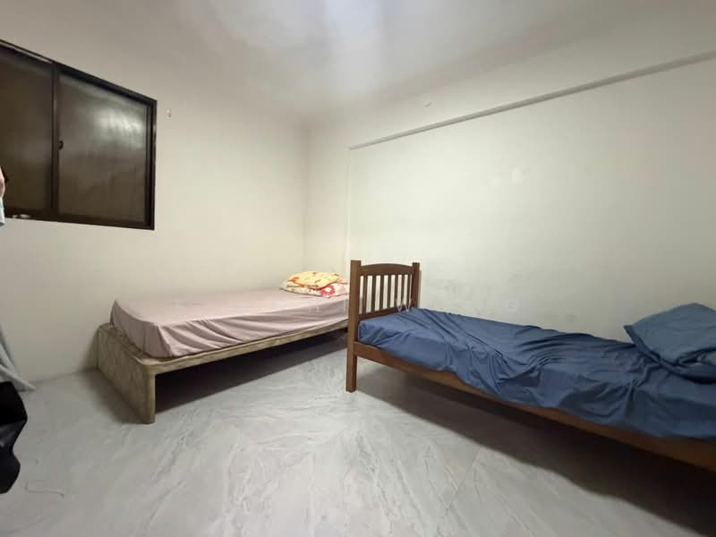 409 Bedok North Avenue 2, 409 Bedok North Avenue 2, 2 Bedrooms, 883 sqft, HDB Flat For Sale, by Kimchi Wong, 500136839 - Bedroom - PropertyGuru.com.sg