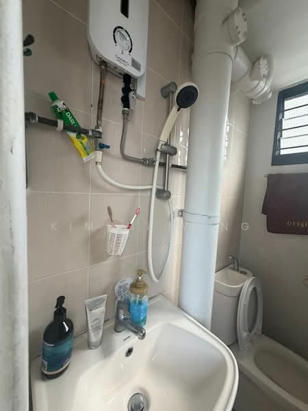 409 Bedok North Avenue 2, 409 Bedok North Avenue 2, 2 Bedrooms, 883 sqft, HDB Flat For Sale, by Kimchi Wong, 500136839 - Bathroom - PropertyGuru.com.sg