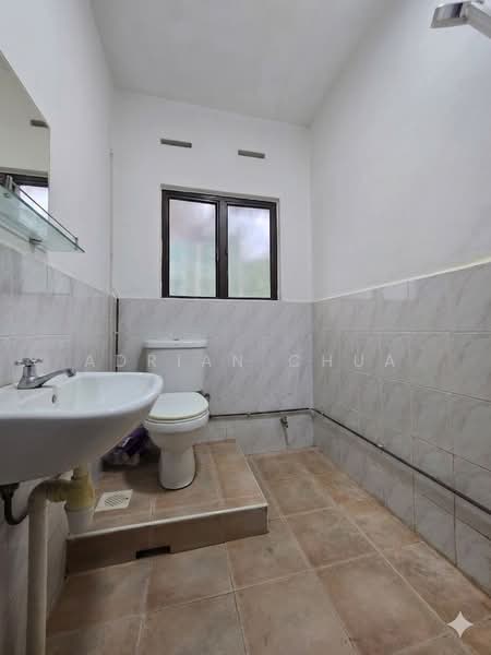 Hollywood Apartments, 112-112D Oxley Rise, 3 Bedrooms, 990 sqft, Apartment For Sale, by Adrian Chua, 500136860 - Bathroom - PropertyGuru.com.sg