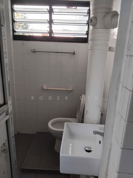 528 Hougang Avenue 6, 528 Hougang Avenue 6, Room Rental, 160 sqft, HDB Flat For Rent, by Roger TTK, 500136877 - Bathroom - PropertyGuru.com.sg