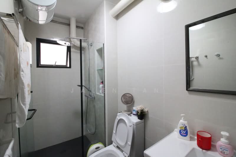 889 Tampines Street 81, 889 Tampines Street 81, 4 Bedrooms, 1,571 sqft, HDB Flat For Sale, by Jalen Tan, 500136892 - Bathroom - PropertyGuru.com.sg