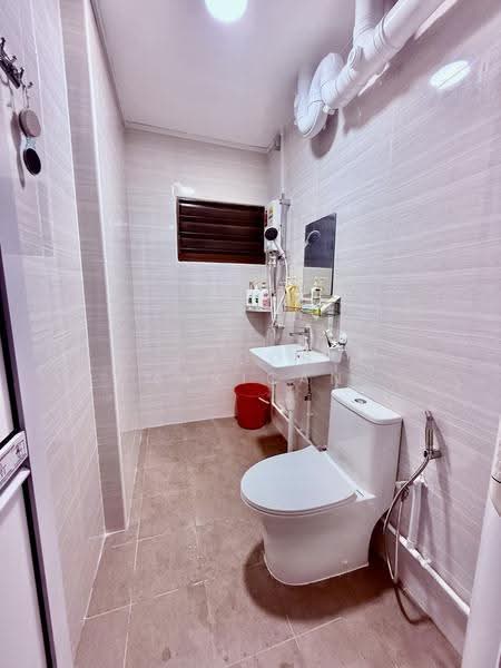 766 Jurong West Street 74, 766 Jurong West Street 74, Boon Lay / Jurong / Tuas, 4 Bedrooms, 1,324 sqft, HDB Flat For Sale, by Ayoob Marican, 500136912 - Bathroom - PropertyGuru.com.sg