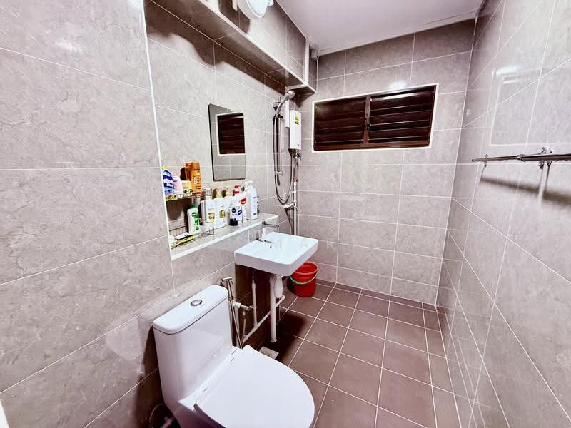 766 Jurong West Street 74, 766 Jurong West Street 74, Boon Lay / Jurong / Tuas, 4 Bedrooms, 1,324 sqft, HDB Flat For Sale, by Ayoob Marican, 500136912 - Bathroom - PropertyGuru.com.sg