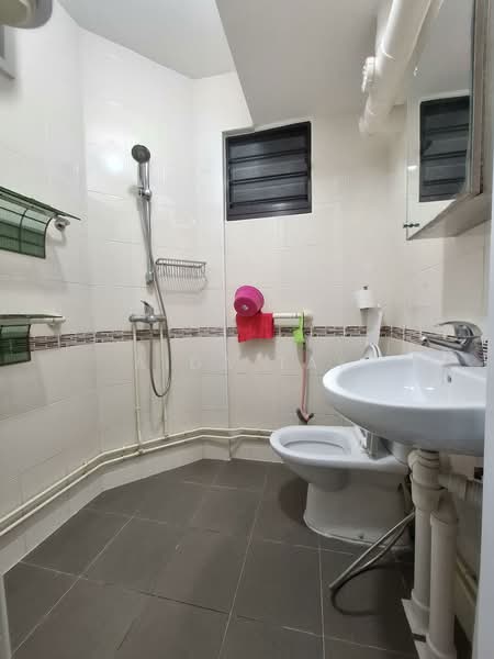 110 Jurong East Street 13, 110 Jurong East Street 13, Room Rental, 150 sqft, HDB Flat For Rent, by Aida Tay, 500136921 - Bathroom - PropertyGuru.com.sg