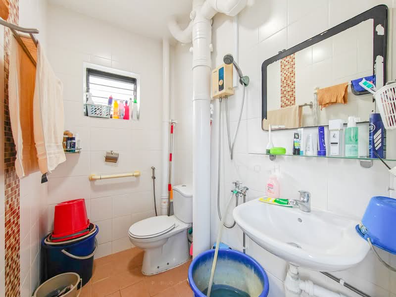 157 Woodlands Street 13, 157 Woodlands Street 13, 2 Bedrooms, 786 sqft, HDB Flat For Sale, by Sher Li Toh, 500136924 - Bathroom - PropertyGuru.com.sg