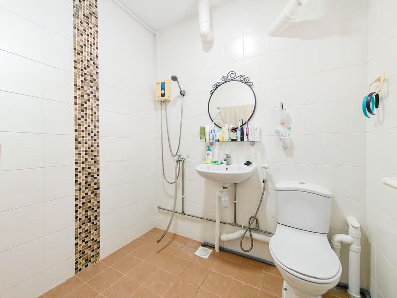 157 Woodlands Street 13, 157 Woodlands Street 13, 2 Bedrooms, 786 sqft, HDB Flat For Sale, by Sher Li Toh, 500136924 - Bathroom - PropertyGuru.com.sg