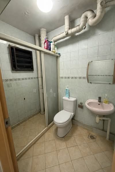661C Jurong West Street 64, 661C Jurong West Street 64, 3 Bedrooms, 1,184 sqft, HDB Flat For Sale, by ReAnne Leu, 500136928 - Bathroom - PropertyGuru.com.sg