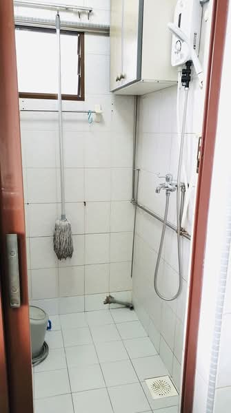 168 Stirling Road, 168 Stirling Road, 2 Bedrooms, 645 sqft, HDB Flat For Sale, by Sally Kam, 500136955 - Bathroom - PropertyGuru.com.sg