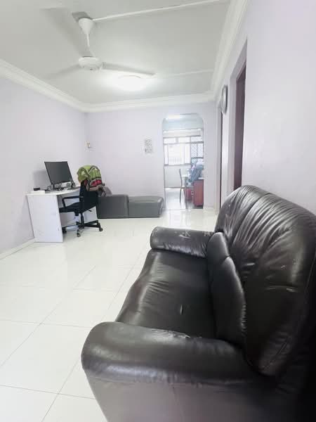 168 Stirling Road, 168 Stirling Road, 2 Bedrooms, 645 sqft, HDB Flat For Sale, by Sally Kam, 500136955 - Living Room - PropertyGuru.com.sg