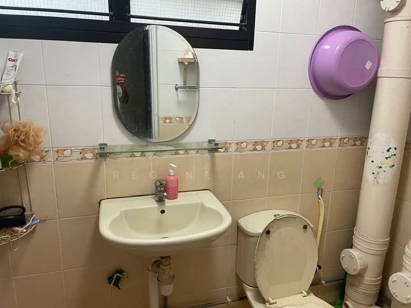 713 Yishun Street 71, 713 Yishun Street 71, 3 Bedrooms, 900 sqft, HDB Flat For Sale, by Regine Ang, 500136963 - Bathroom - PropertyGuru.com.sg