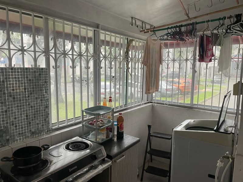 713 Yishun Street 71, 713 Yishun Street 71, 3 Bedrooms, 900 sqft, HDB Flat For Sale, by Regine Ang, 500136963 - Kitchen - PropertyGuru.com.sg