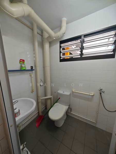232 Serangoon Avenue 3, 232 Serangoon Avenue 3, 3 Bedrooms, 904 sqft, HDB Flat For Sale, by Ryan Low, 500136974 - Bathroom - PropertyGuru.com.sg