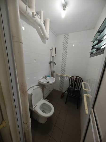 232 Serangoon Avenue 3, 232 Serangoon Avenue 3, 3 Bedrooms, 904 sqft, HDB Flat For Sale, by Ryan Low, 500136974 - Bathroom - PropertyGuru.com.sg